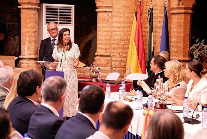 La directora de la Fundación Atlantic Copper, Ángeles Sánchez Cueca, recoge el reconocimiento.