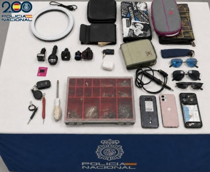 Efectos intervenidos en el domicilio del detenido por varios robos en vehículos en el barrio de El Quemadero, en Almería.