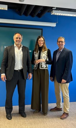 De izquierda a derecha: El Managing Director de OMS & Co Iberia, Ignacio Marinas; la Partner OMS & Co, Laure Cavalié; y el Executive Associate, OMS & Co., David Pascouau.