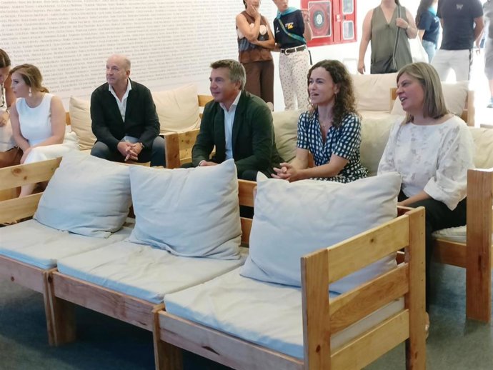La secretaria de Estado de Turismo, Rosario Sánchez Grau, en la Fidma (Gijón), junto a la vicepresidenta del Principado de Asturias, Gimena Llamedo, y al presidente de la Asociación de Hostelería de España, José Luis Álvarez Almeida.