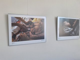 Dos imágenes de la exposición fotográfica itinerante dedicada a la lactancia materna que puede verse estos días en el Hospital de Jerez de la Frontera (Cádiz)