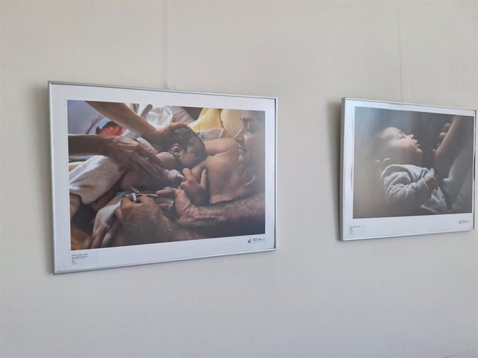 Dos imágenes de la exposición fotográfica itinerante dedicada a la lactancia materna que puede verse estos días en el Hospital de Jerez de la Frontera (Cádiz)