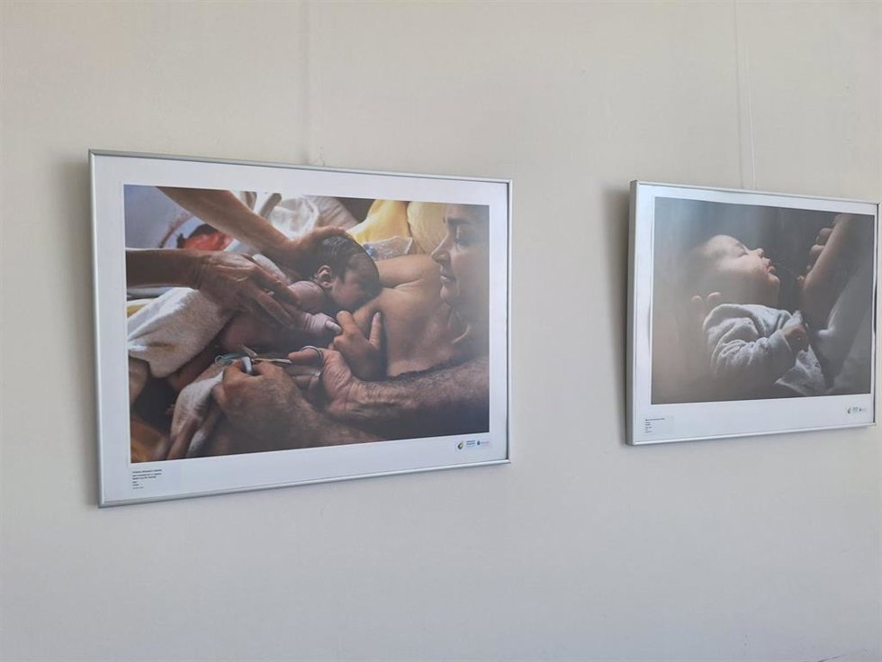 Dos imágenes de la exposición fotográfica itinerante dedicada a la lactancia materna que puede verse estos días en el Hospital de Jerez de la Frontera (Cádiz)