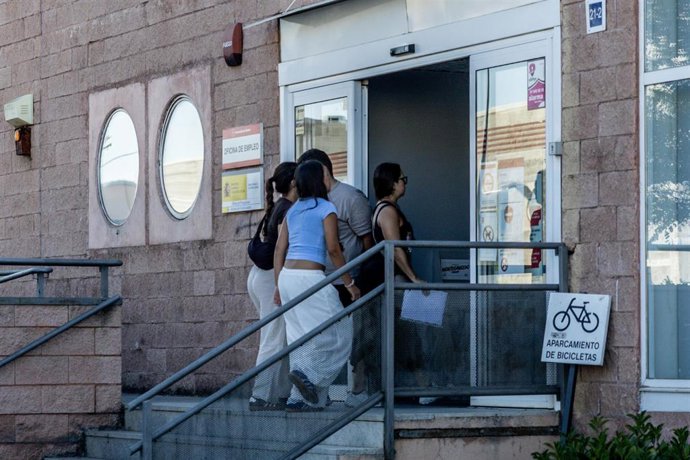 Fachada de una Oficina de Empleo, a 4 de agosto de 2026, en Madrid (España). 