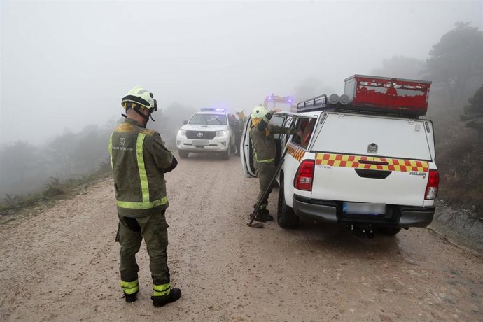 Archivo - Efectivos trabajando en las labores de extinción de un incendio forestal 