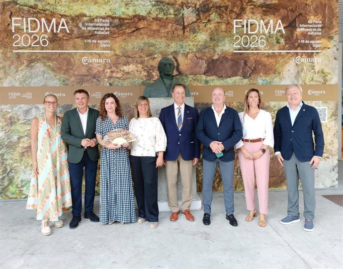 La secretaria de Estado de Turismo, Rosario Sánchez Grau (tercera por la izda), junto a la vicepresidenta del Principado de Asturias, Gimena Llamedo, en su vista a la Feria Internacional de Muestras de Asturias (Gijón).
