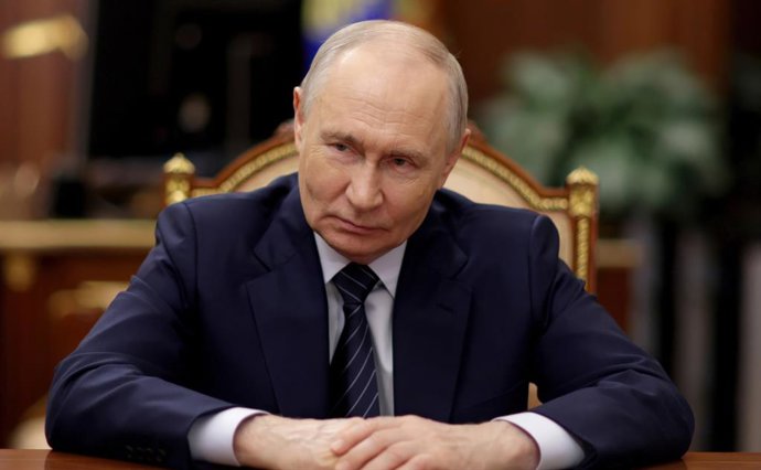 31 de julho de 2026, Moscou, Região de Moscou, Rússia: O presidente russo, Vladimir Putin, ouve o presidente-executivo da Russian Railways, Oleg Belozerov, apresentar seu relatório durante uma reunião de trabalho no Kremlin, em 31 de julho de 2026, em Mos