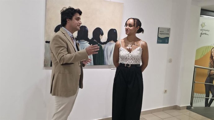 El concejal de Juventud en la inauguración de la nueva exposición del Espacio Joven.