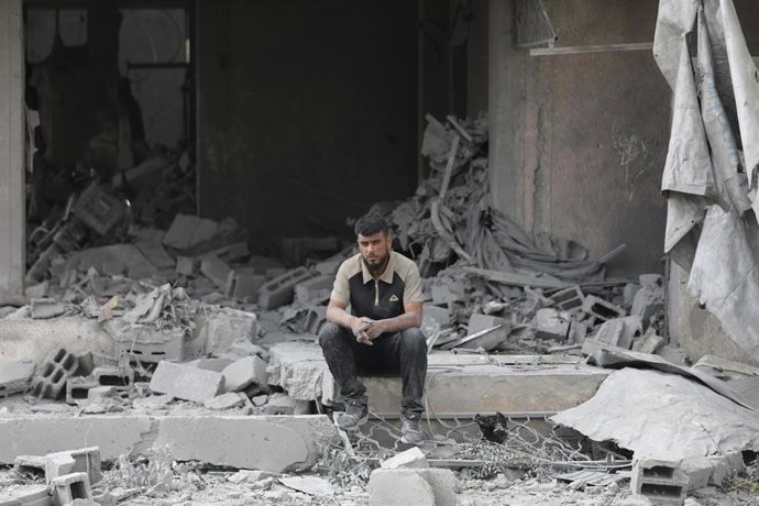 Un palestino sobre las ruinas de un edificio en Nuseirat, en la Franja de Gaza
