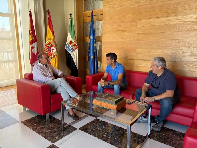 El alcalde de Cáceres, Rafael Mateos, durante la reunión con el presidente y el secretario del CP Cacereño.