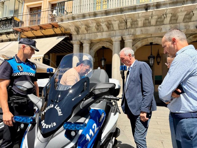 El alcalde José Mazarías examina una de las nuevas motos de la Policía Local.