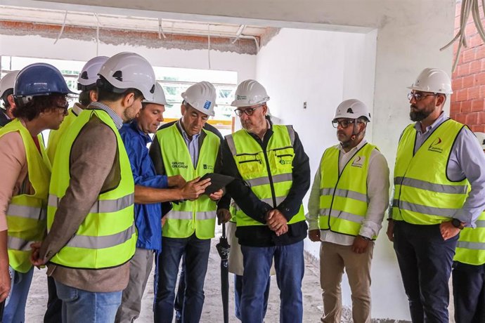 El conselleiro de Educación, Ciencia, Universidades e FP, Román Rodríguez, ha supervisado el avance de las obras de construcción del nuevo Colegio Gerardo Fernández Albor, en O Milladoiro