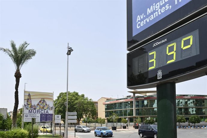 Termómetro callejero marca 39 grados, a 22 de julio de 2026, en Murcia, Región de Murcia (España). 