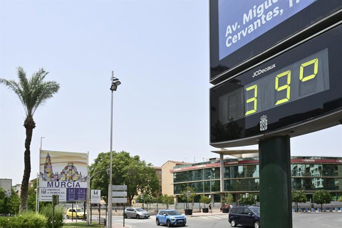 Termómetro callejero marca 39 grados, a 22 de julio de 2026, en Murcia, Región de Murcia (España). 
