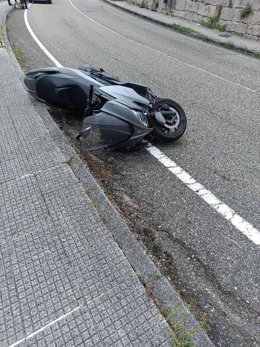 Imagen de la moto tras el accidente.