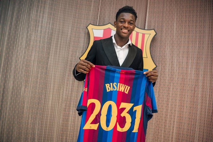 El nuevo jugador del FC Barcelona, el delantero belga Jesse Bisiwu