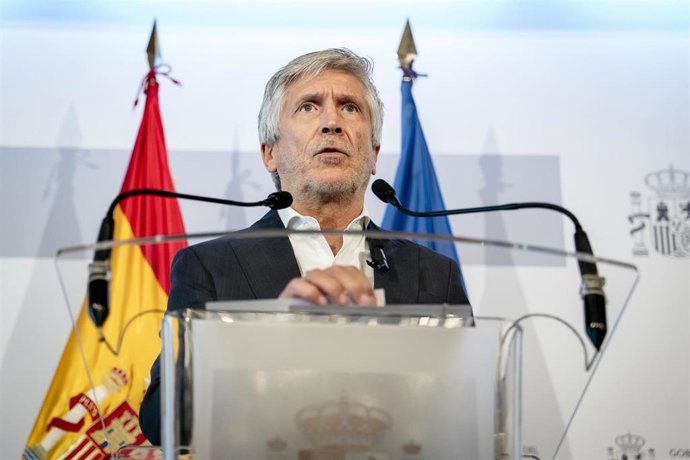 El ministro del Interior, Fernando Grande-Marlaska, atiende a los medios de comunicación tras la reunión del consejo extraordinario de ministros del Interior de la UE por la crisis en Ceuta, en la sede del Ministerio del Interior, a 4 de agosto de 2026.
