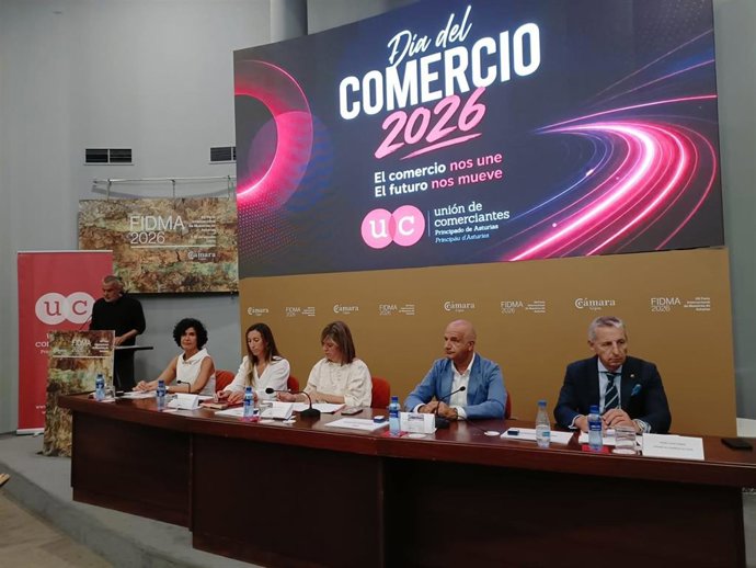 La presidenta de la Unión de Comerciantes en el Principado de Asturias, Sara Menéndez (izda), en el Día del Comercio, en la 69 Feria Internacional de Muestras de Asturias, celebrada en el recinto ferial gijonés 'Luis Adaro.