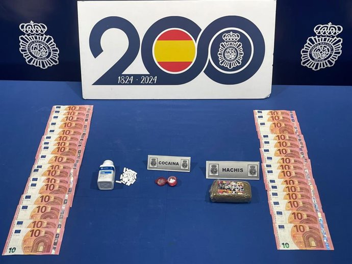 Dinero y sustancias intervenidas al detenido en Valladolid tras ser sorprendido con cocaína, hachís y trankimazin.