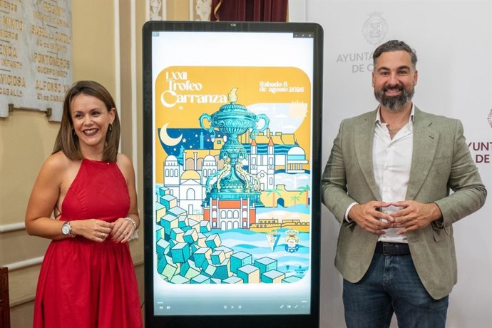 La teniente de alcalde delegada de Desarrollo Económico, Turismo, Fiestas y Comercio en el Ayuntamiento de Cádiz, Beatriz Gandullo; y el concejal delegado de Deportes, Carlos Lucero, presentando las actividades paralelas del Trofeo Carranza.