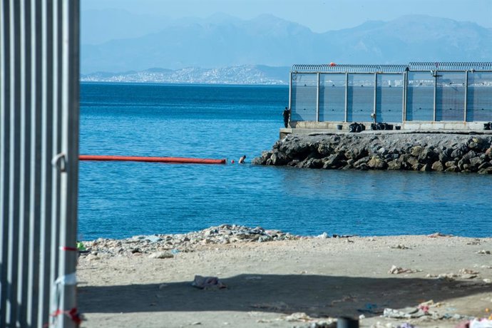 2 de agosto de 2026, Espanha, Ceuta: A situação nos postos de fronteira entre a Espanha e o Marrocos se acalma após um afluxo sem precedentes de migrantes; tentativas de travessia em pequena escala continuam. Foto: Juan Carlos Lucas/ZUMA Press Wire/dpa