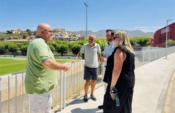 El presidente de la Diputación de Huesca, Isaac Claver, ha realizado una visita a Estadilla.
