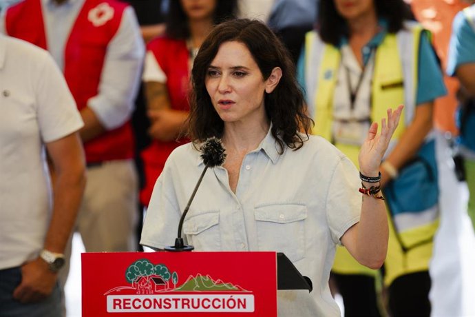 La presidenta de la Comunidad de Madrid, Isabel Díaz Ayuso, atiende a los medios durante una visita a municipios e instalaciones afectadas por los incendios en la Sierra Oeste