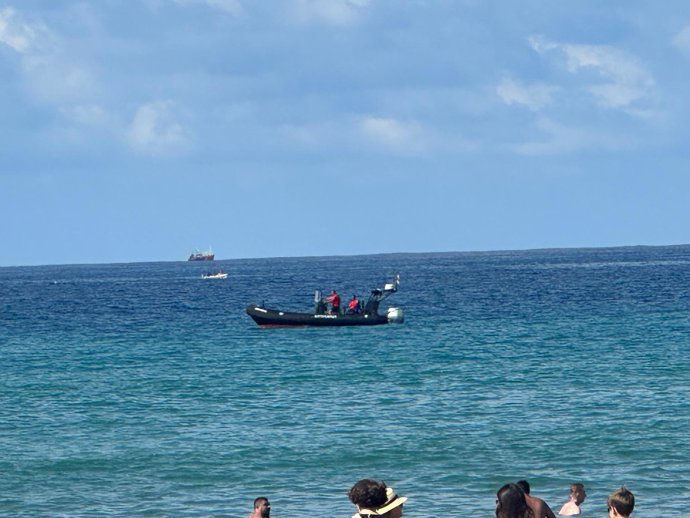 Lancha de rescate por el litoral de la playa de Bakio (Bizkaia))