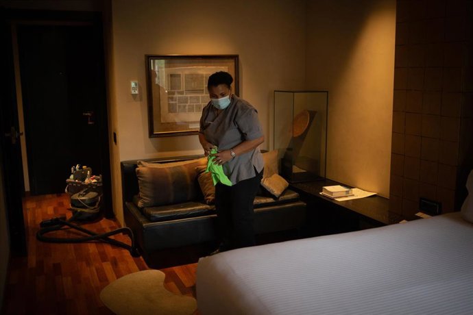 Archivo - Una camarera de pisos limpia una de las habitaciones del Hotel Claris, en Barcelona, Catalunya (España), a 4 de noviembre de 2020.