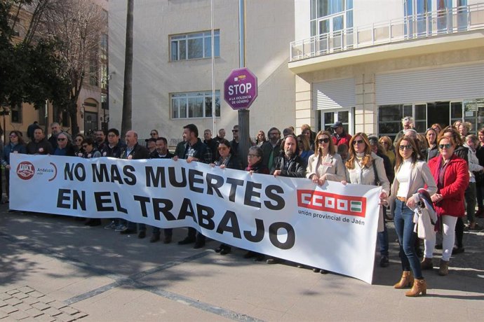 Archivo - Concentración de los sindicatos frente a la Subdelegación del Gobierno contra la siniestralidad laboral