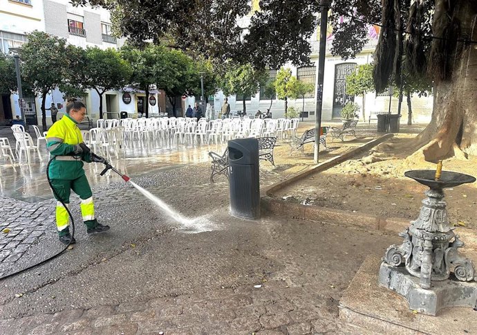 Una operaria del servicio de limpieza en una plaza del centro de Jerez de la Frontera (Cádiz)