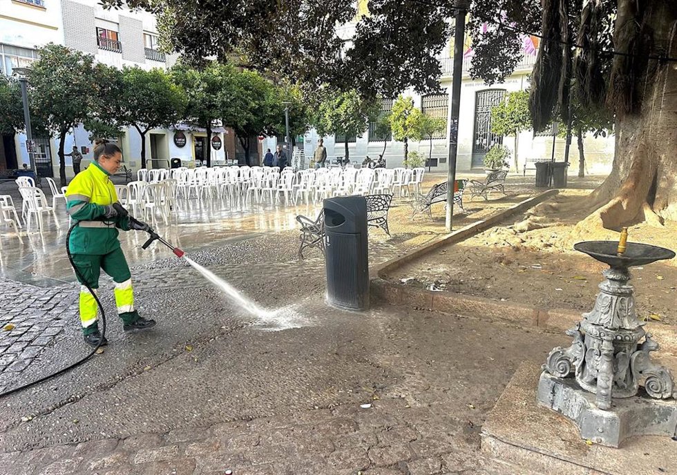 Una operaria del servicio de limpieza en una plaza del centro de Jerez de la Frontera (Cádiz)