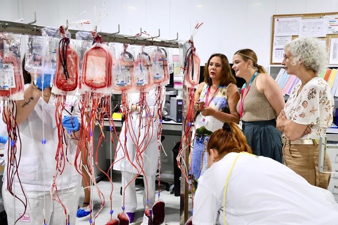 La presidenta del Govern, Marga Prohens, y la consellera de Salud, Manuela García, visitan el Banco de Sangre y Tejidos de Baleares