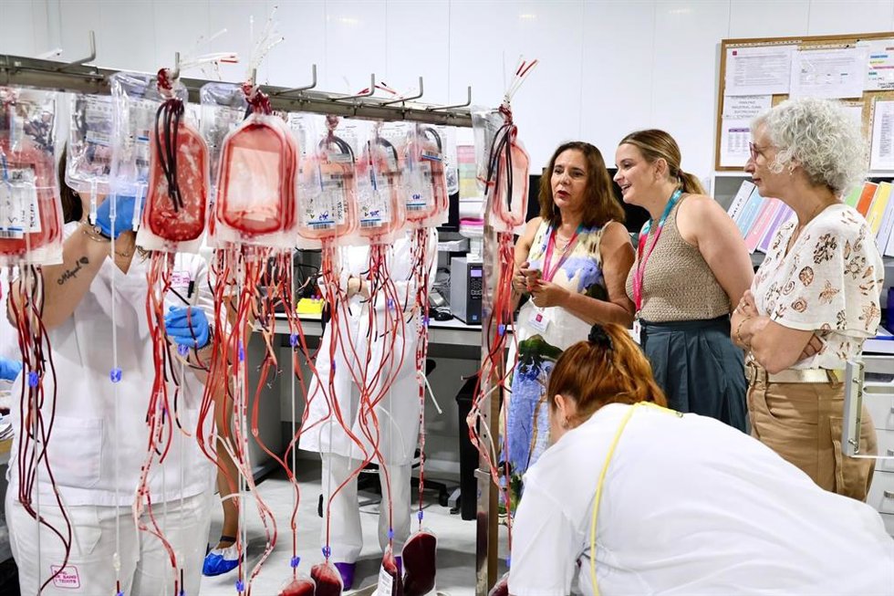 La presidenta del Govern, Marga Prohens, y la consellera de Salud, Manuela García, visitan el Banco de Sangre y Tejidos de Baleares
