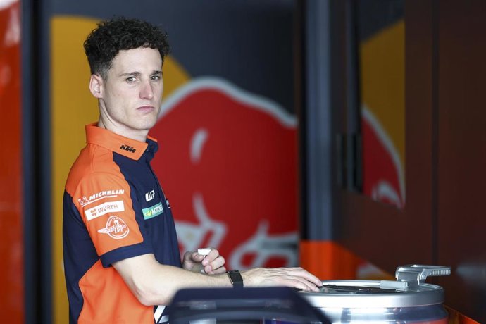 Archivo - El piloto español Pol Espargaró en el garaje de Red Bull KTM Tech3 durante una sesión de entrenamientos libres.