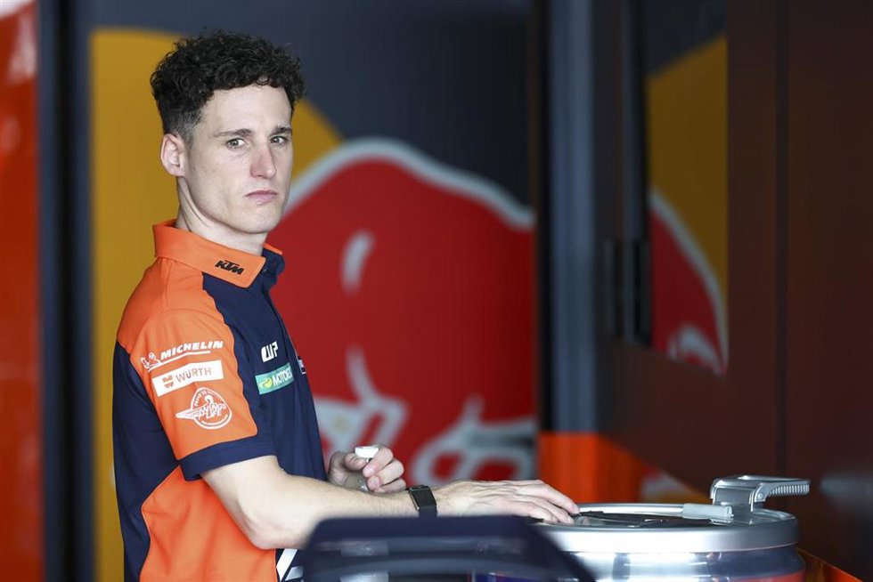 Archivo - El piloto español Pol Espargaró en el garaje de Red Bull KTM Tech3 durante una sesión de entrenamientos libres.