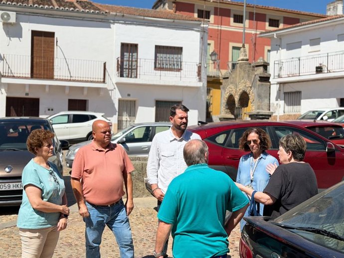 El secretario general del PSOE de Extremadura visita las zonas afectadas por el incendio forestal en Casas de Millán