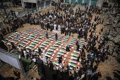 Gaza oficia un funeral masivo para despedir a 112 víctimas de ataques israelíes tres años después