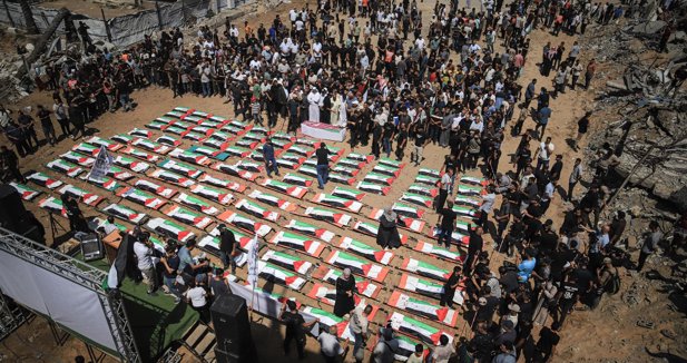 Gaza oficia un funeral masivo para despedir a 112 víctimas de ataques israelíes tres años después