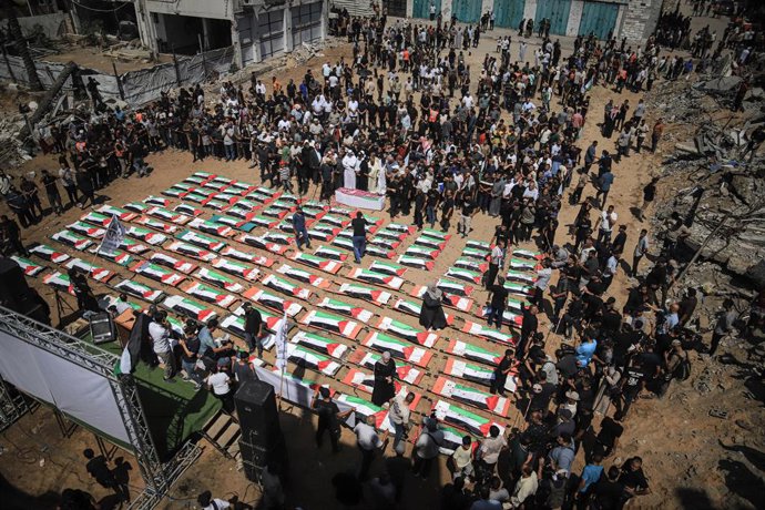August 4, 2026, Gaza, Palestine, State of: GAZA Gaza, PALESTINE - August 4, 2026: Palestinians carry the remains of 112 members of the Al-Hassaina and Abu Sharia families during a mass funeral procession in the Al-Sabra neighborhood of Gaza City on August