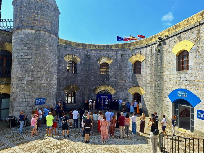 Acto de inauguración del Museo de la Historia Conservera en el Fuerte San Martín de Santoña
