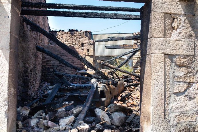 Casas quemadas un incendio forestal, a 1 de agosto de 2026, en Mámoles, Zamora, Castilla y León (España)
