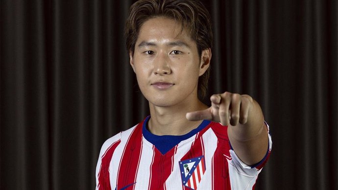 El futbolista coreano Kang-in Lee posando con la camiseta del Atlético de Madrid tras el anuncio de su fichaje.