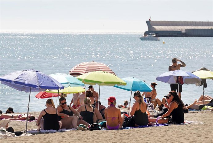Archivo - Las playa de la costa de Málaga se llenan de personas ante el calor. Imagen de archivo. 
