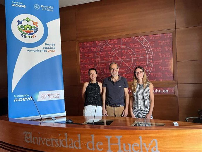 Miembros del proyecto 'Rehabilitación relacional para la cohesión social: Red de espacios Comunitarios Vivos en barrios vulnerables de Huelva (Recovi)'.