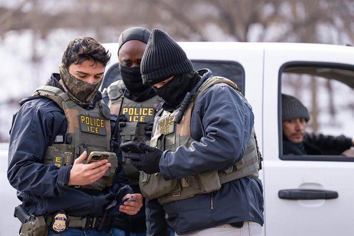 Archivo - Arquivo - 4 de março de 2026: Agentes do ICE tentam verificar a situação legal de dois homens após abordá-los na Bottineau Boulevard, perto da 35th Avenue W., em Robbinsdale, Minnesota, em 11 de fevereiro de 2026.