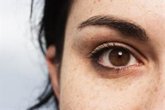 Foto: Especialista recuerda que el calor acelera la evaporación de la película lagrimal y agrava el ojo seco