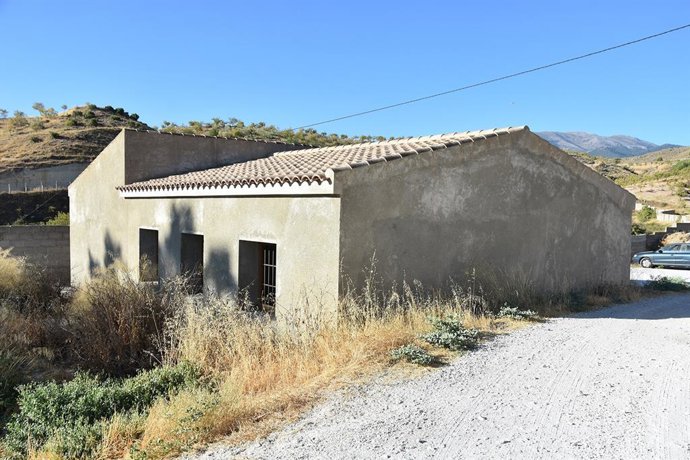 La antigua escuela rural en Siete Fuentes se adecuará para crear el futuro Centro de Interpretación del Agua y también se creará en el exterior del inmueble un mirador a los nacimientos que hay en este paraje.