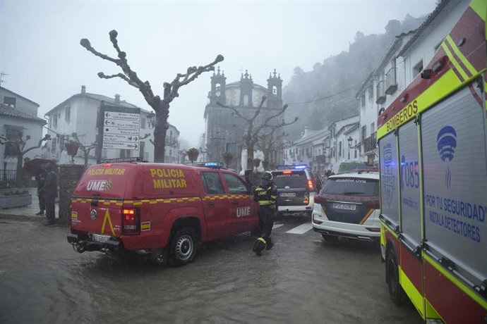Archivo - Efectivos de la UME trabajan en labores de achique de agua en el municipio gaditano de Grazalema que se vio afectado por el paso de la borrasca Leonardo. A 4 de febrero de 2026, en Grazalema, Cádiz (Andalucía, España). ARCHIVO.