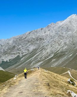 Archivo - Imagen de archivo del rescate de un montañero indispuesto en Picos de Europa
